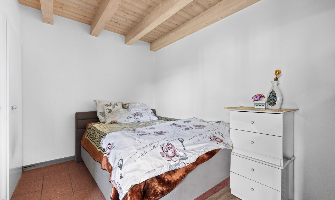 zimmer / schlafzimmer mit holzdecke, wood ceiling, inside property, balkendecke, und beamed ceiling