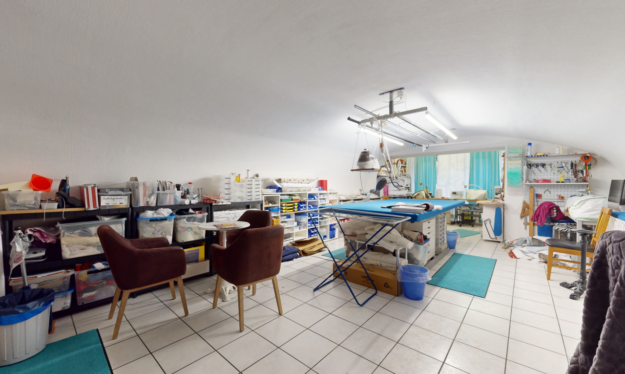 innenraum mit fliesenboden