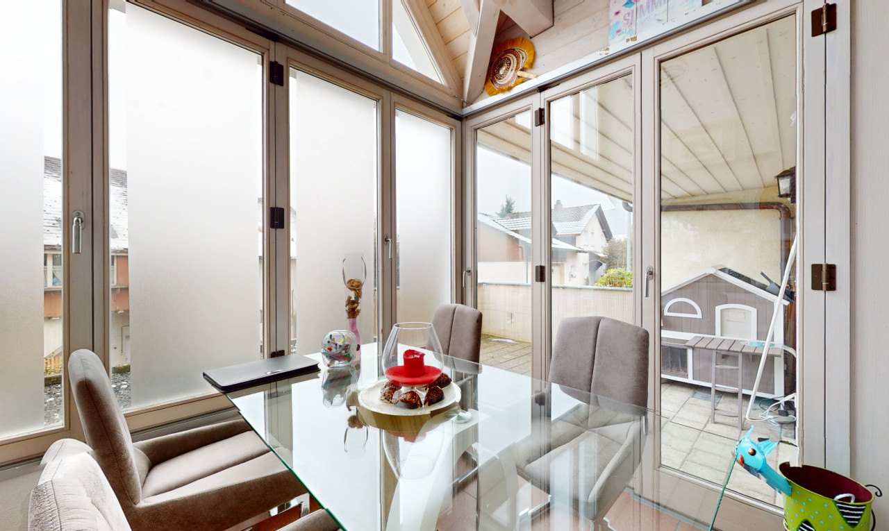 esszimmer mit natürliches licht, dachschräge, fliesenboden, und balkendecke