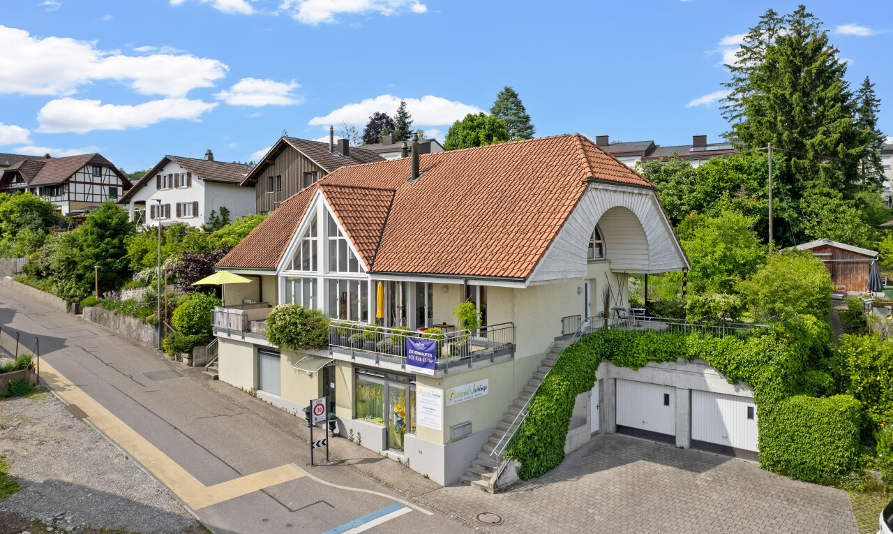 außenansicht mit ziegeldach, stuckverkleidung, property visible, day time, und balkon