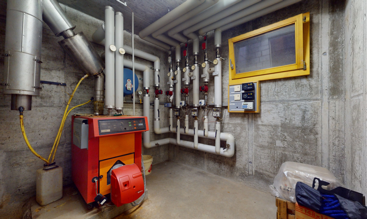 fitnessstudio mit betonmauer und betonboden