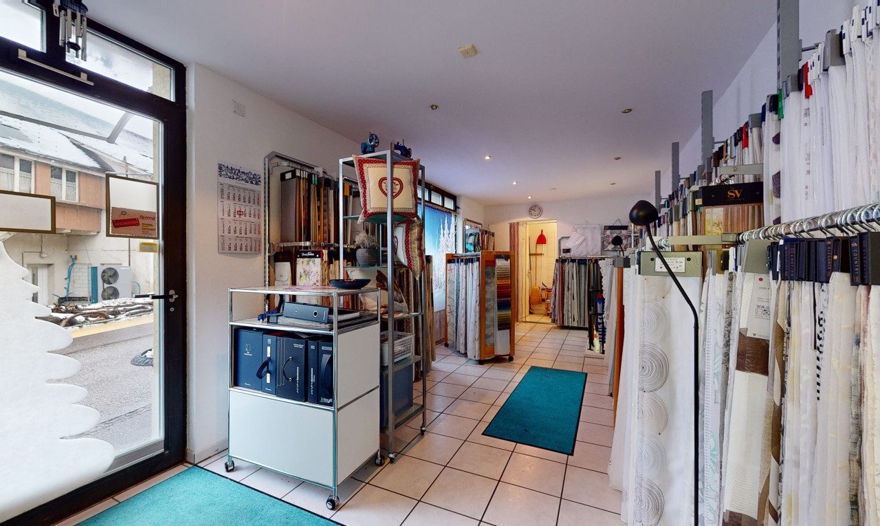 fitnessstudio mit fliesenboden und natürliches licht