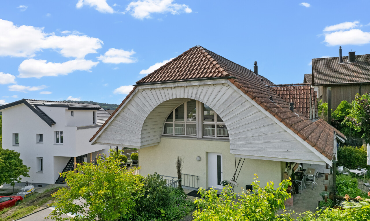 außenansicht mit ziegeldach, stuckverkleidung, day time, und property visible