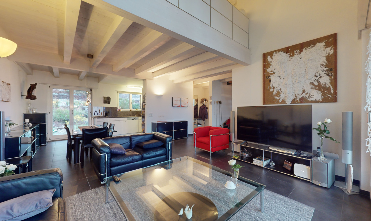 wohn- / esszimmer mit natürliches licht, fernsehen, fliesenboden, und balkendecke