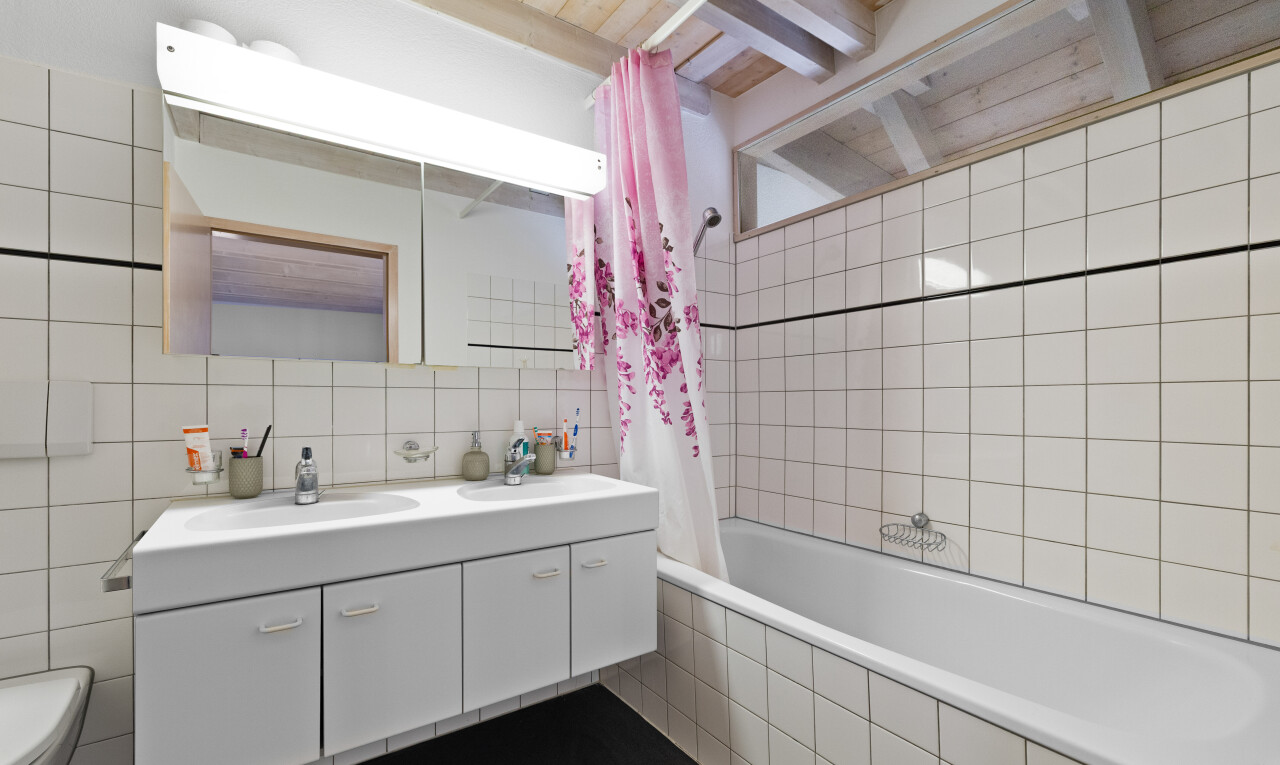 bad mit tile wall, fliesenwand, inside property, toilette, und tile tub