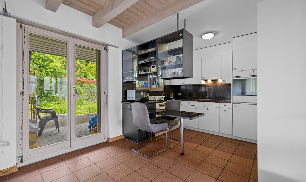 küche mit fliesenboden, tile floor, natürliches licht, natural light, und küchenrückwand beim herd