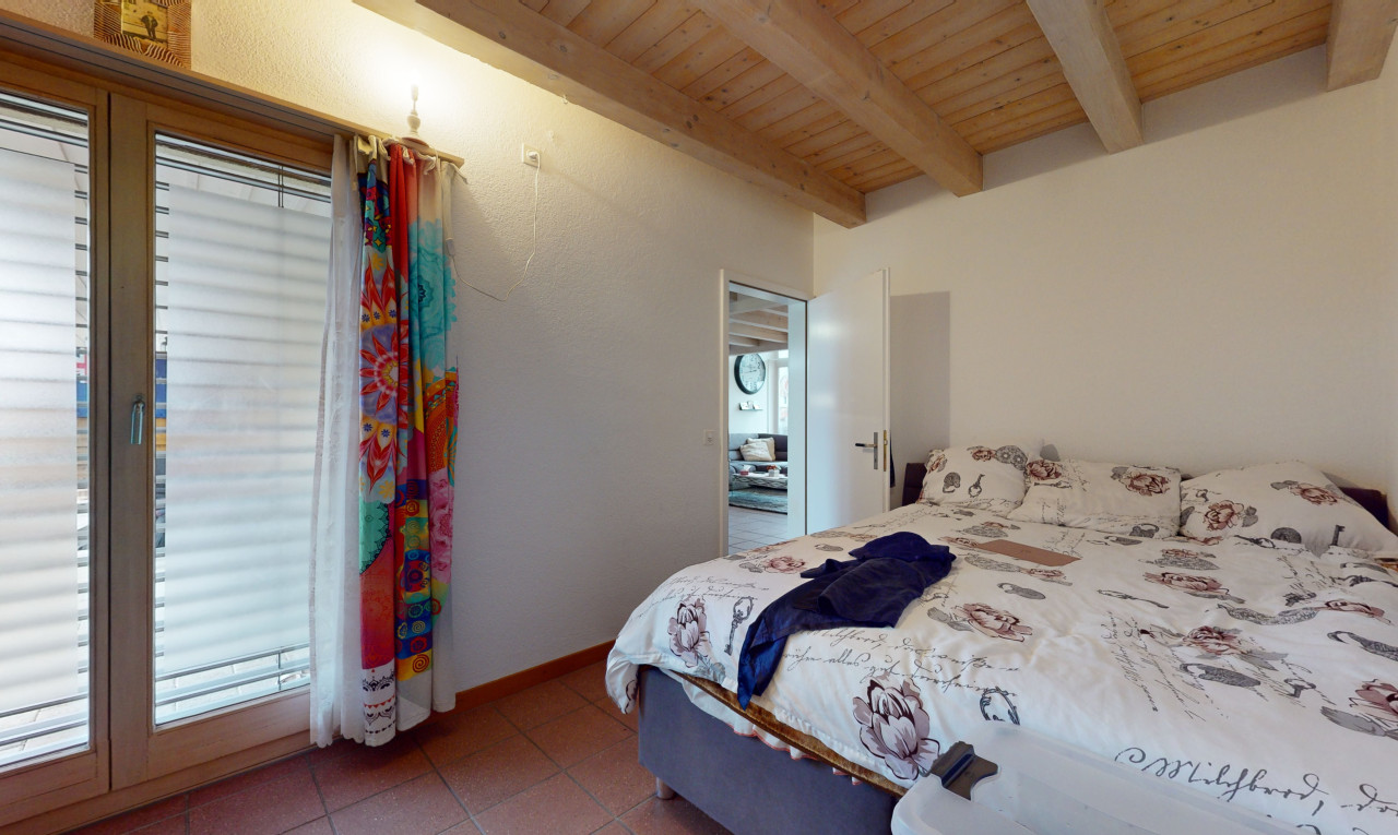 zimmer / schlafzimmer mit außenzugang, balkendecke, holzdecke, fliesenboden, und natürliches licht