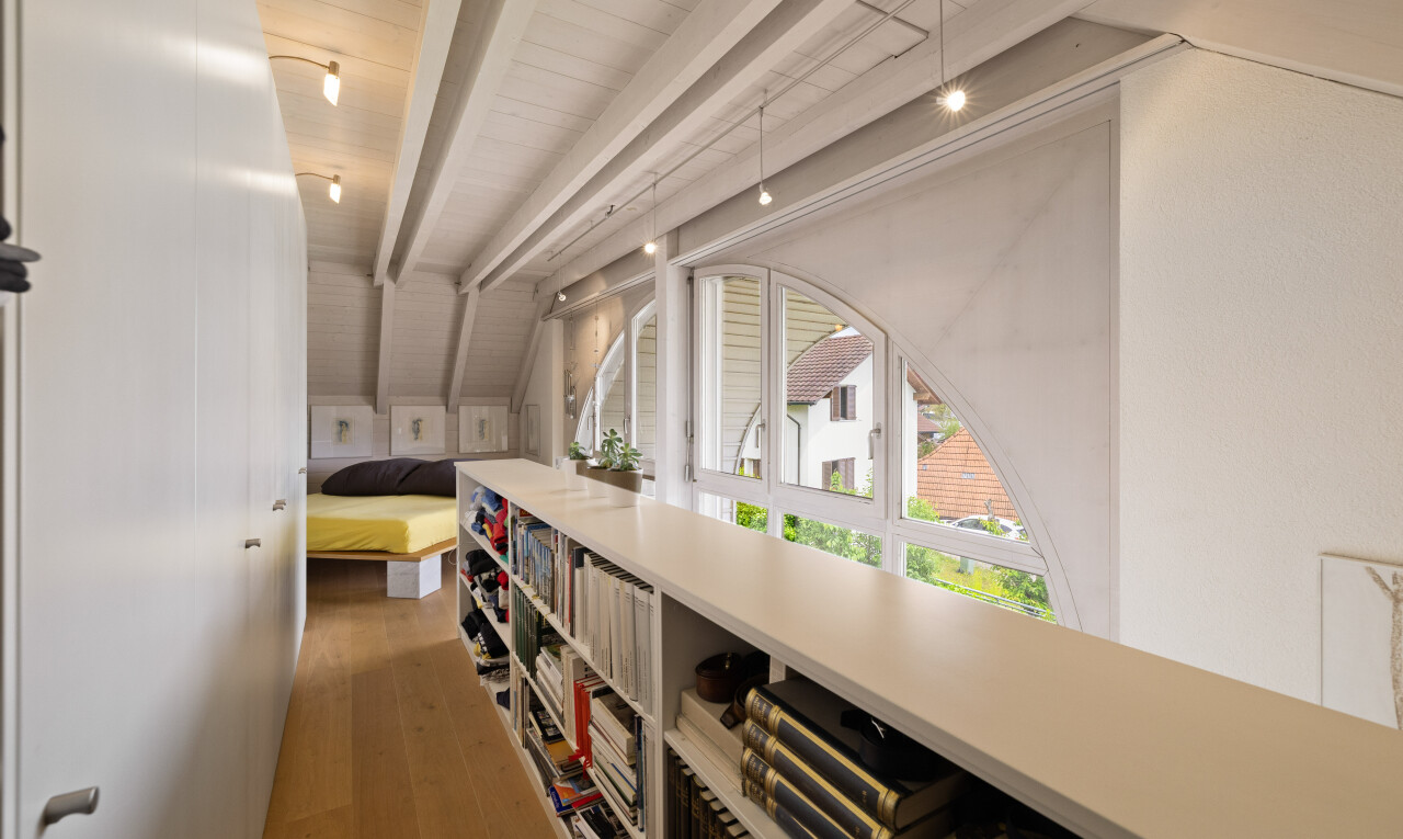 begehbarer kleiderschrank mit holzfußboden, wood finish floor, balkendecke, und beamed ceiling