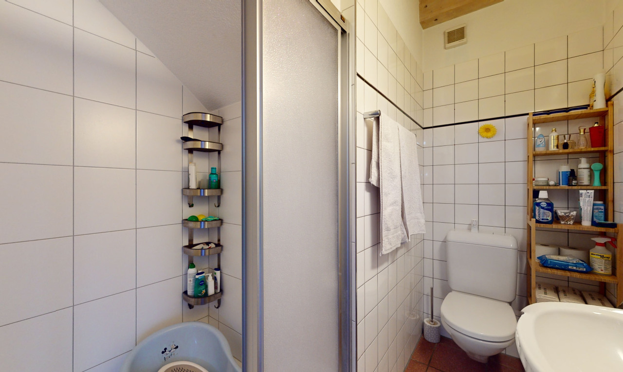 bad mit lüftungsgitter, dachschräge, fliesenwand, und toilette