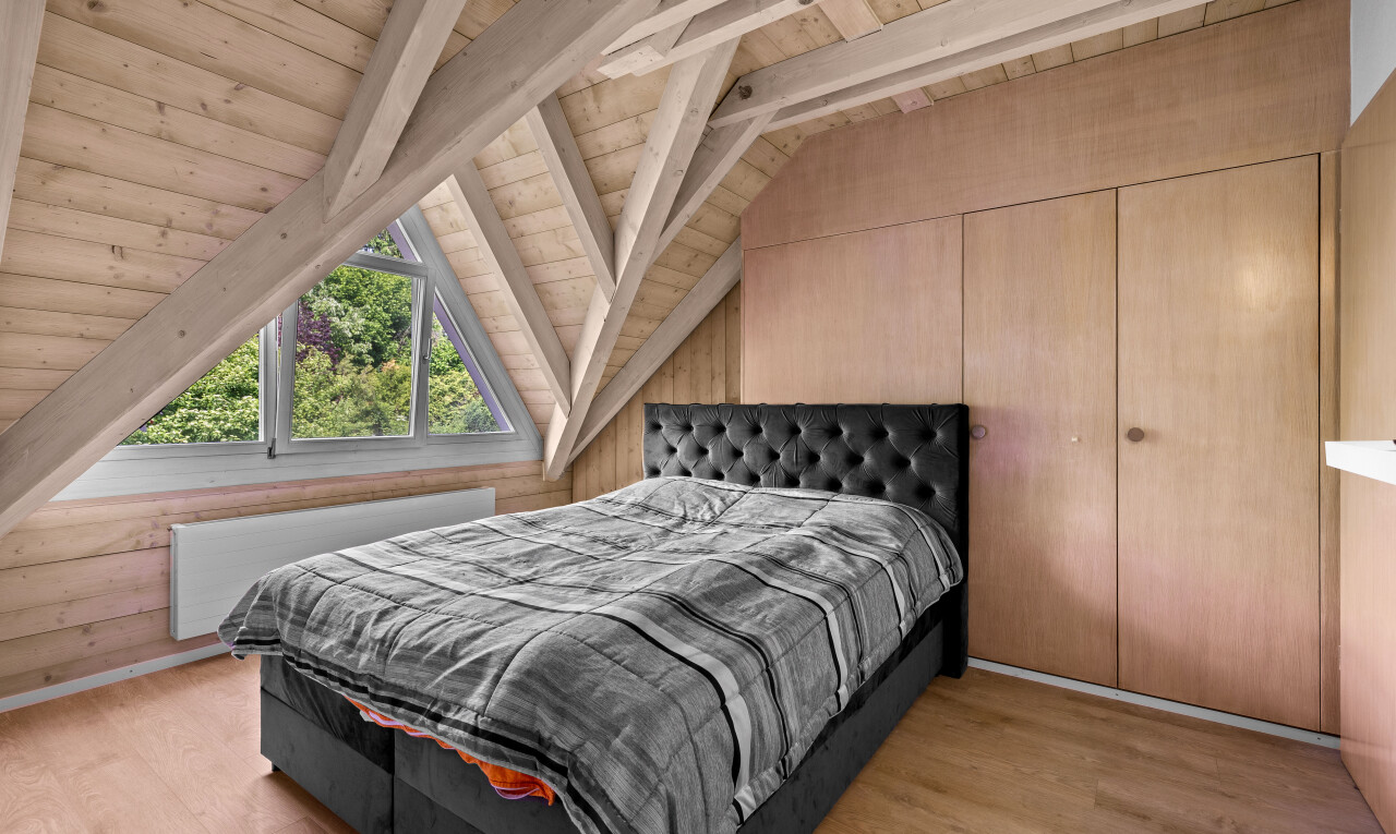 zimmer / schlafzimmer mit kühler, natürliches licht, natural light, balkendecke, und beamed ceiling