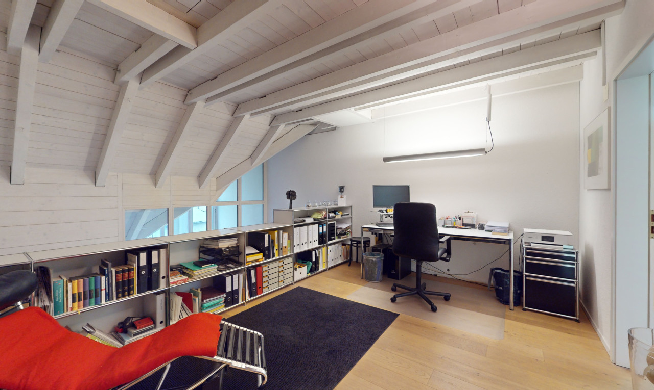 büro mit balkendecke, parkettboden, fernsehen, und natürliches licht