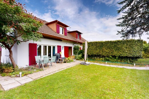 außenansicht mit dachgaube, property visible, rasen, day time, und stuckverkleidung