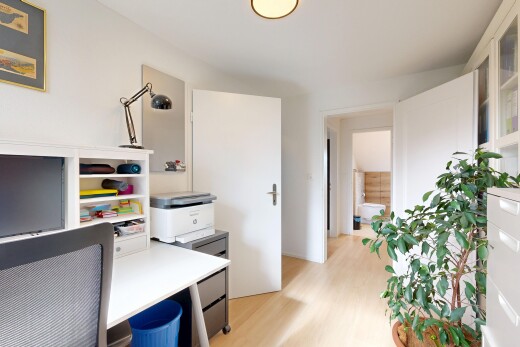 büro mit gipskartonwand, drywall, holzfußboden, wood finish floor, und inside property