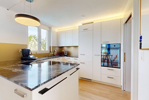 küche mit ofen, weiße schränke, inside property, schränke mit flachen paneelen, und stein arbeitsplatten