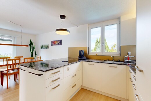 küche mit küchentheke, holzfußboden, wood finish floor, natürliches licht, und natural light