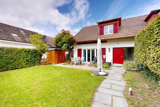 außenansicht mit außenansicht, day time, property visible, rasen, und stuckverkleidung