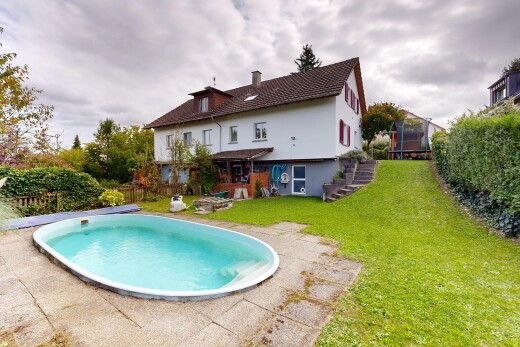 schwimmbad mit overcast, schwimmbad, rasen, property visible, und zaun