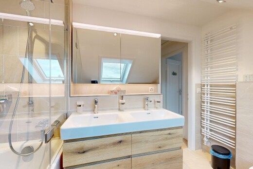 bad mit kühler, dachfenster, komplettes badezimmer, spiegel, und inside property