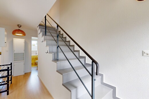 treppe mit inside property, holzfußboden, wood finish floor, treppen, und gipskartonwand