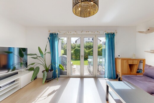 wohnzimmer mit gipskartonwand, drywall, inside property, natürliches licht, und natural light