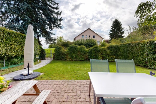 garten mit terrasse, rasen, zaun, from property, und overcast
