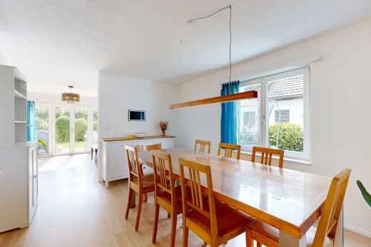 esszimmer mit natürliches licht, natural light, inside property, holzfußboden, und wood finish floor