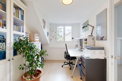 büro mit bürobereich, natürliches licht, natural light, holzfußboden, und wood finish floor