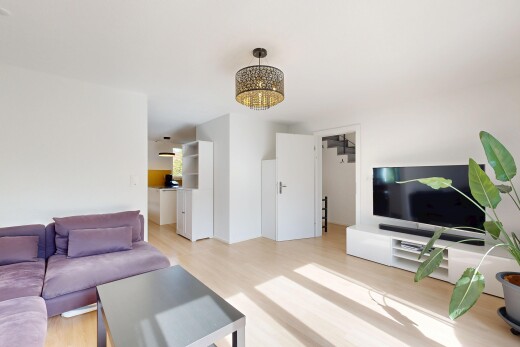 wohnzimmer mit fernseher, holzfußboden, wood finish floor, bemerkenswerter kronleuchter, und gipskartonwand