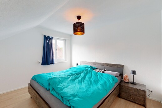 zimmer / schlafzimmer mit holzfußboden, wood finish floor, gipskartonwand, drywall, und natürliches licht