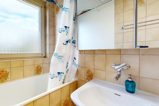 bad mit waschbecken, spiegel, kombiniertes bad / dusche, inside property, und komplettes badezimmer
