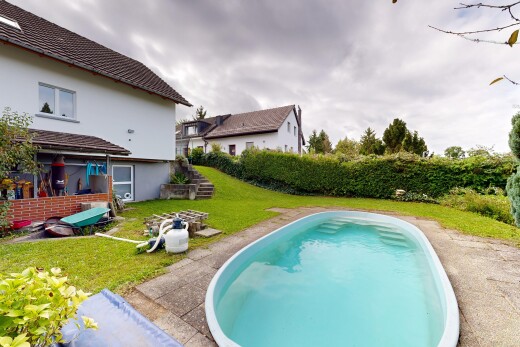 schwimmbad mit overcast, rasen, terrasse, und schwimmbad