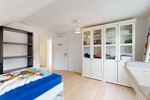 zimmer / schlafzimmer mit holzfußboden, wood finish floor, gipskartonwand, drywall, und inside property