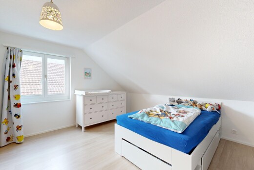 zimmer / schlafzimmer mit holzfußboden, wood finish floor, zusätzliches zimmer, gipskartonwand, und drywall