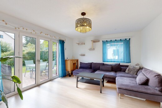 wohnzimmer mit holzfußboden, wood finish floor, natürliches licht, natural light, und inside property