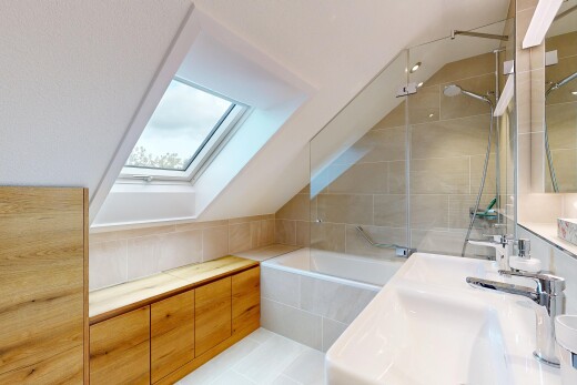 bad mit spiegel, inside property, komplettes badezimmer, tile tub, und kombiniertes bad / dusche