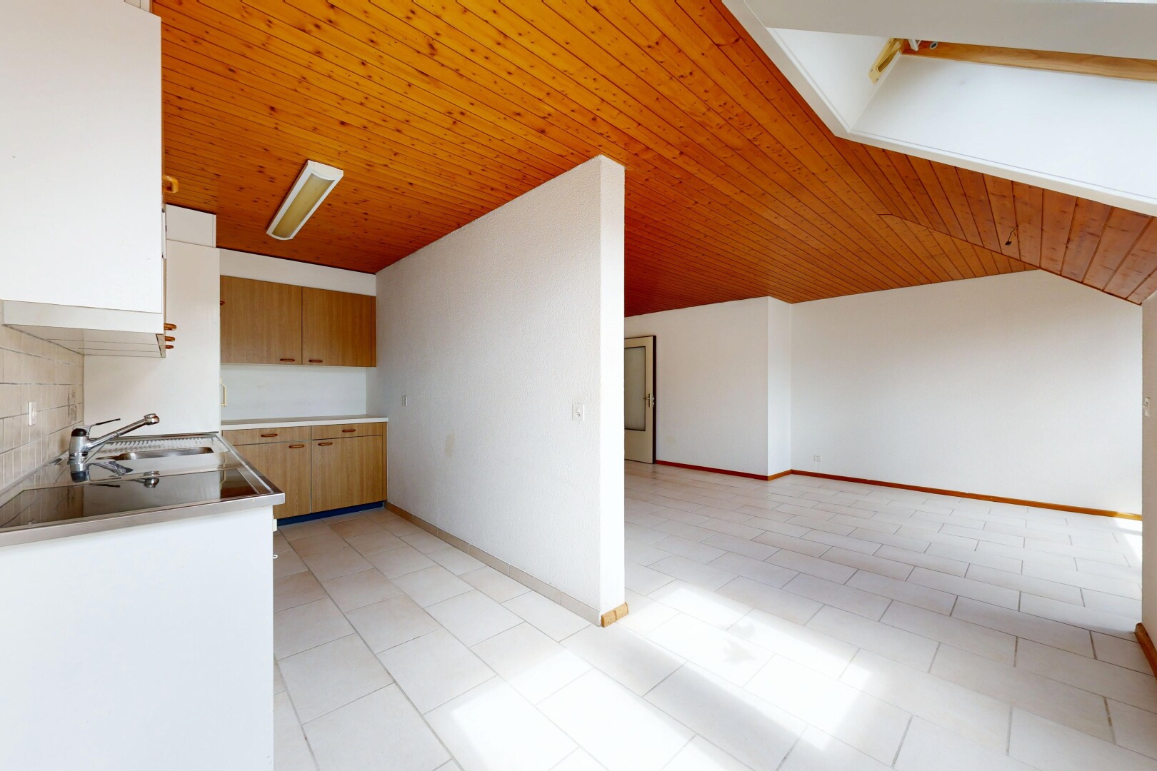 küche mit light floor, inside property, wood ceiling, holzdecke, und light countertops