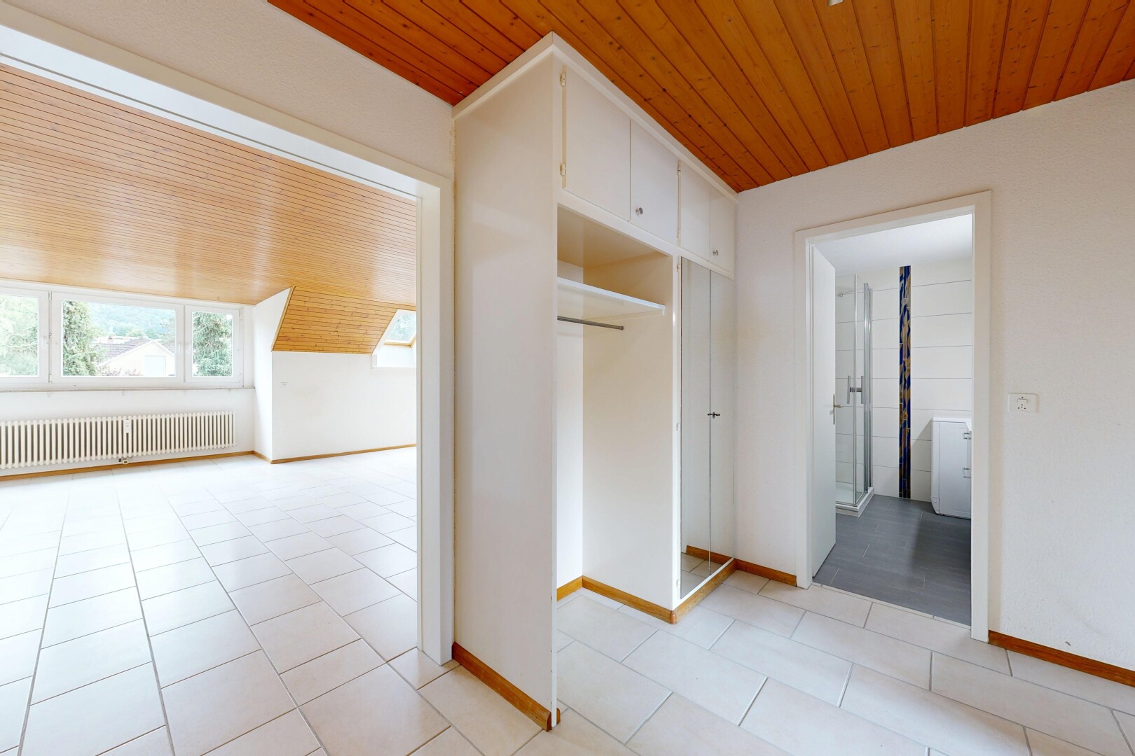 leerer raum mit wood ceiling, holzdecke, light floor, natural light, und natürliches licht