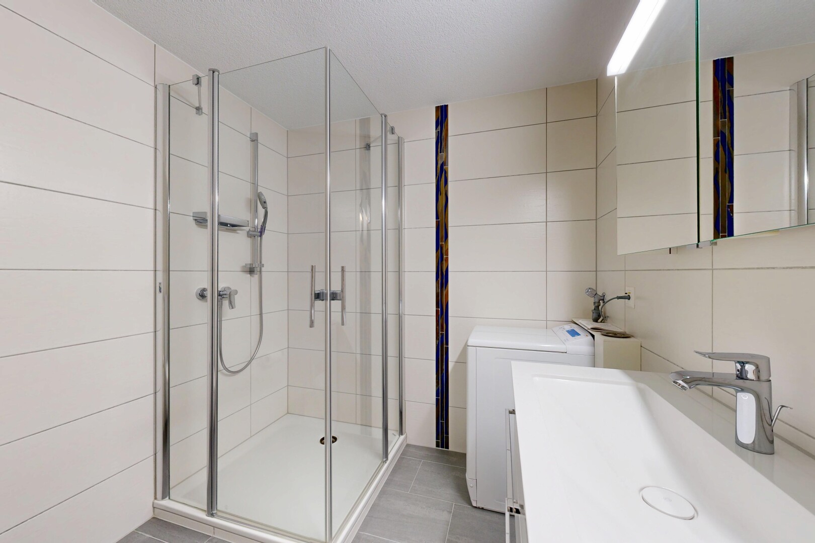 bad mit dusche, spiegel, waschbecken, light floor, und komplettes badezimmer