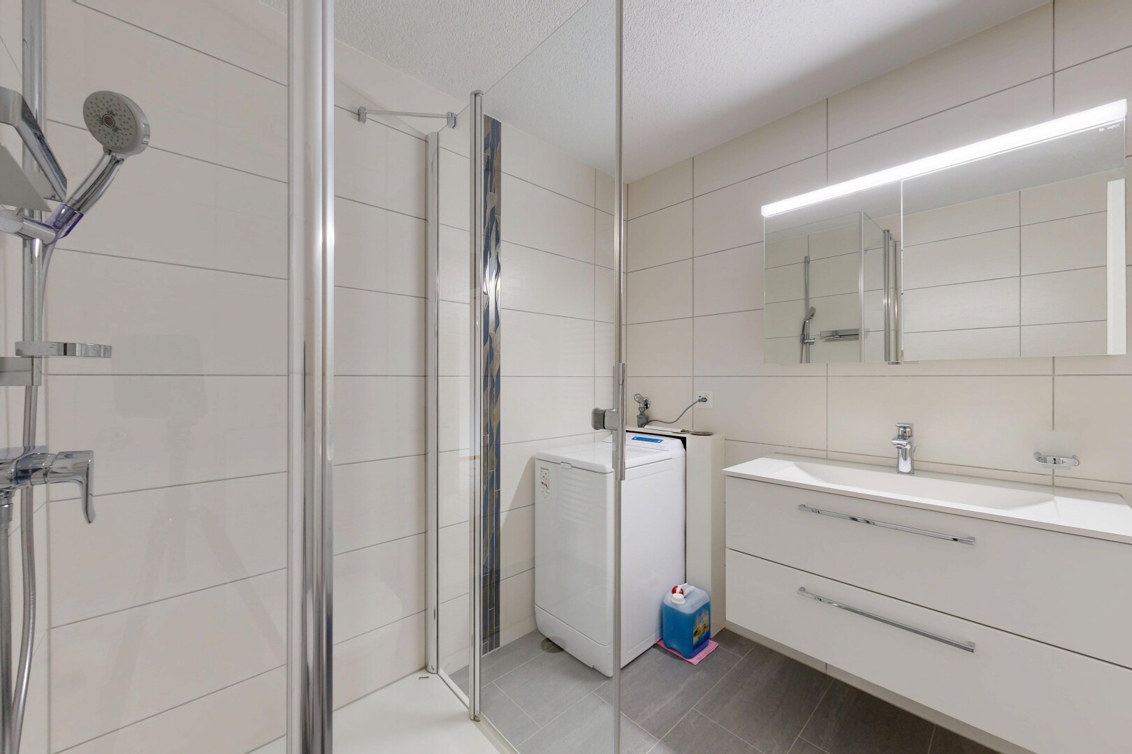 bad mit tile wall, fliesenwand, spiegel, komplettes badezimmer, und schminktisch