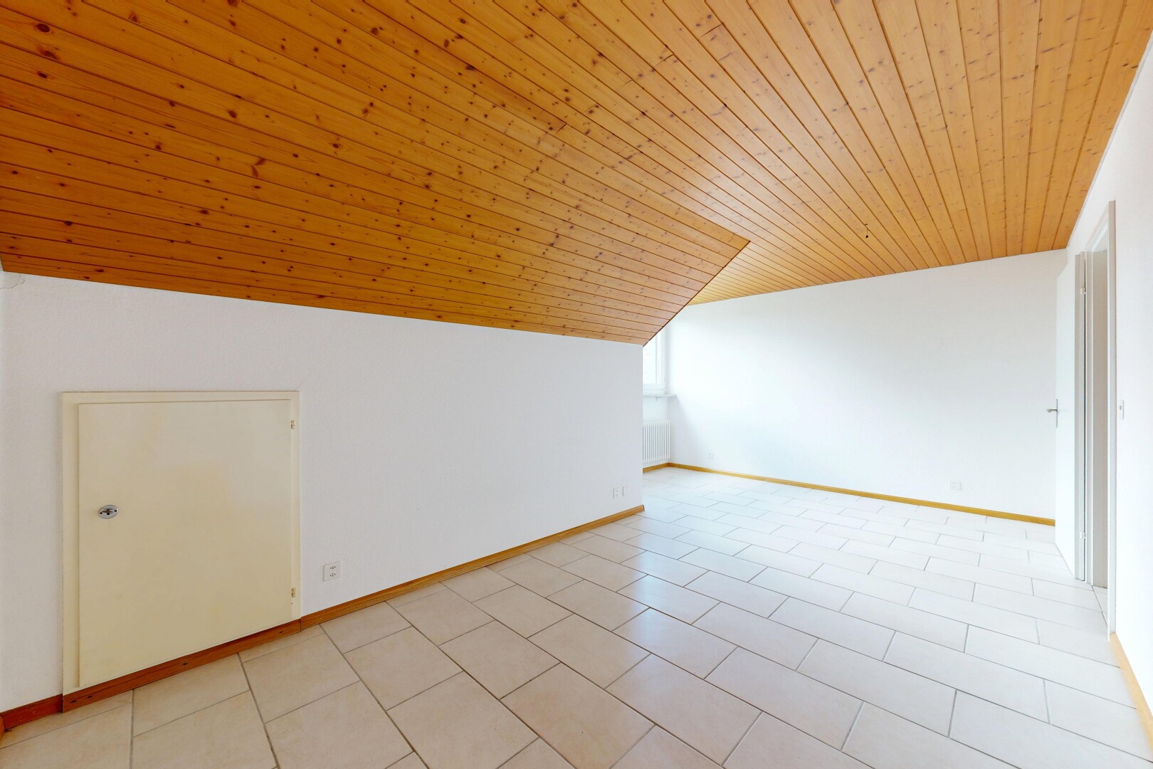 leerer raum mit dachschräge, vaulted ceiling, light floor, holzdecke, und wood ceiling