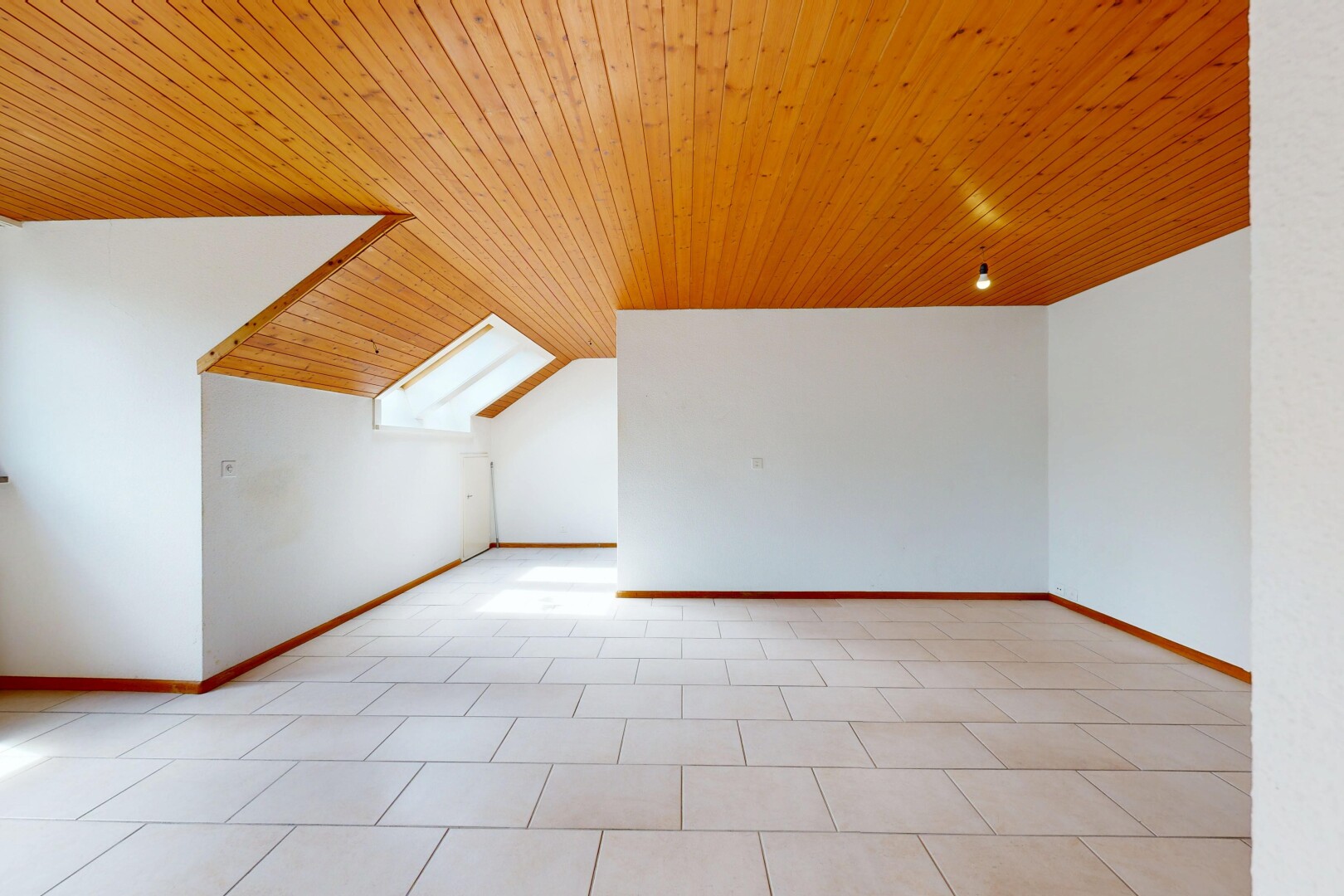 leerer raum mit light floor, inside property, holzdecke, wood ceiling, und niedrige decke