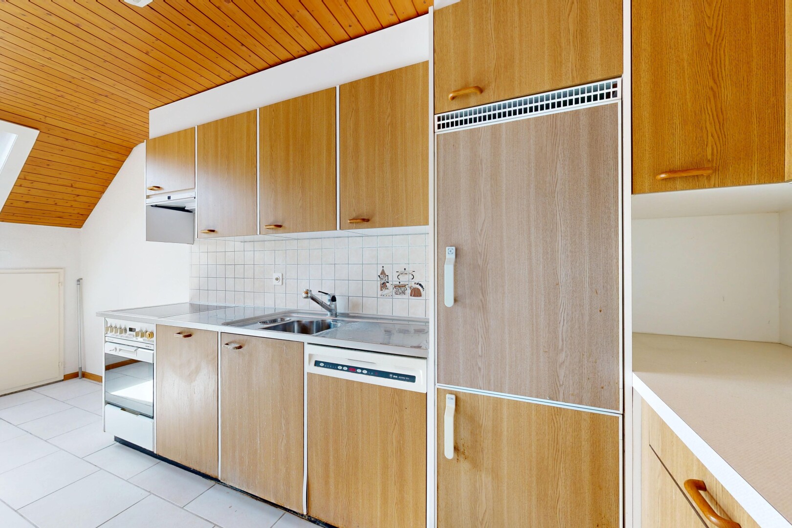 küche mit arbeitsplatten, light countertops, wood ceiling, holzdecke, und kühlschrank