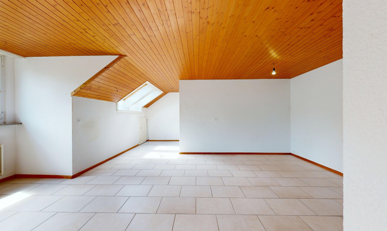 leerer raum mit light floor, inside property, holzdecke, wood ceiling, und niedrige decke