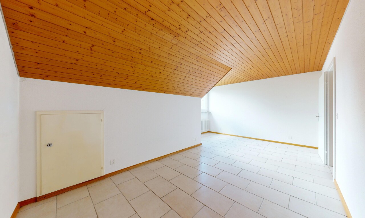 leerer raum mit dachschräge, vaulted ceiling, light floor, holzdecke, und wood ceiling