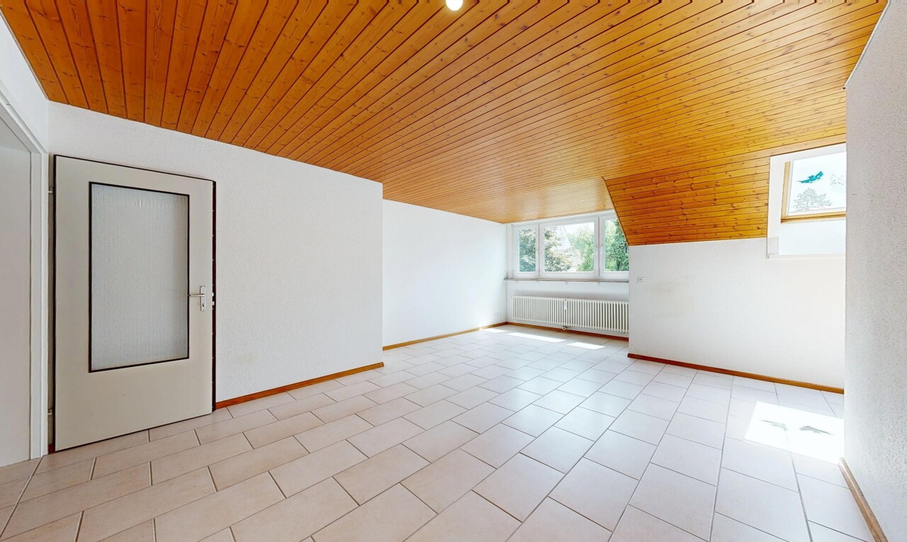 leerer raum mit light floor, inside property, holzdecke, wood ceiling, und niedrige decke