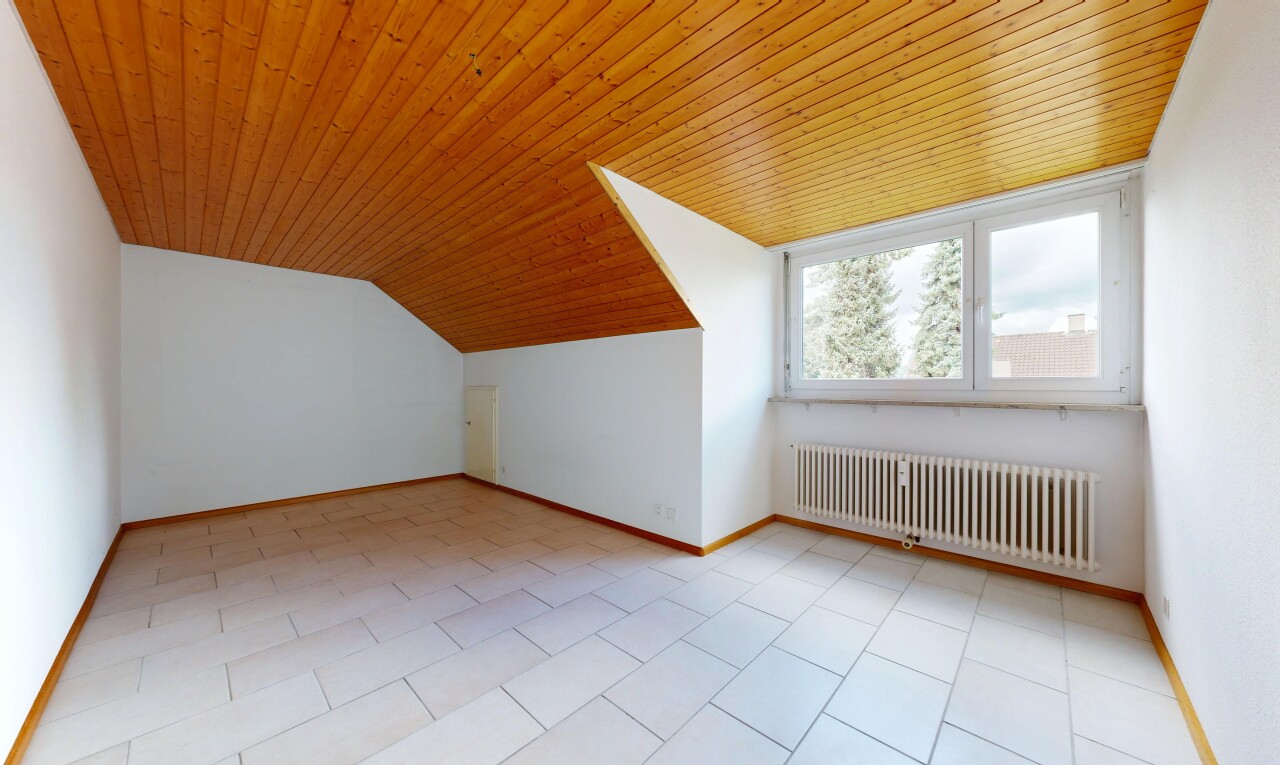 leerer raum mit natural light, natürliches licht, light floor, kühler, und vaulted ceiling