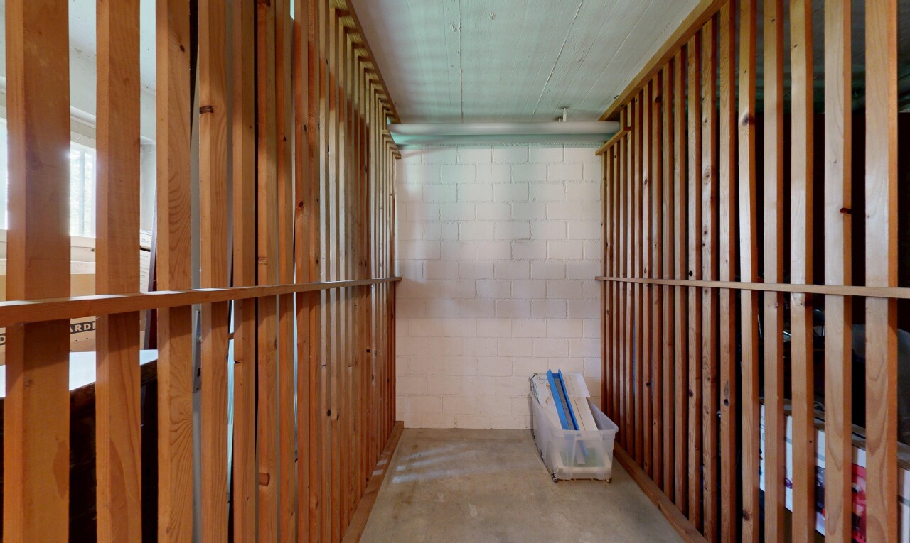 bad mit concrete block wall, betonblockwand, concrete floor, betonboden, und unfinished concrete floor