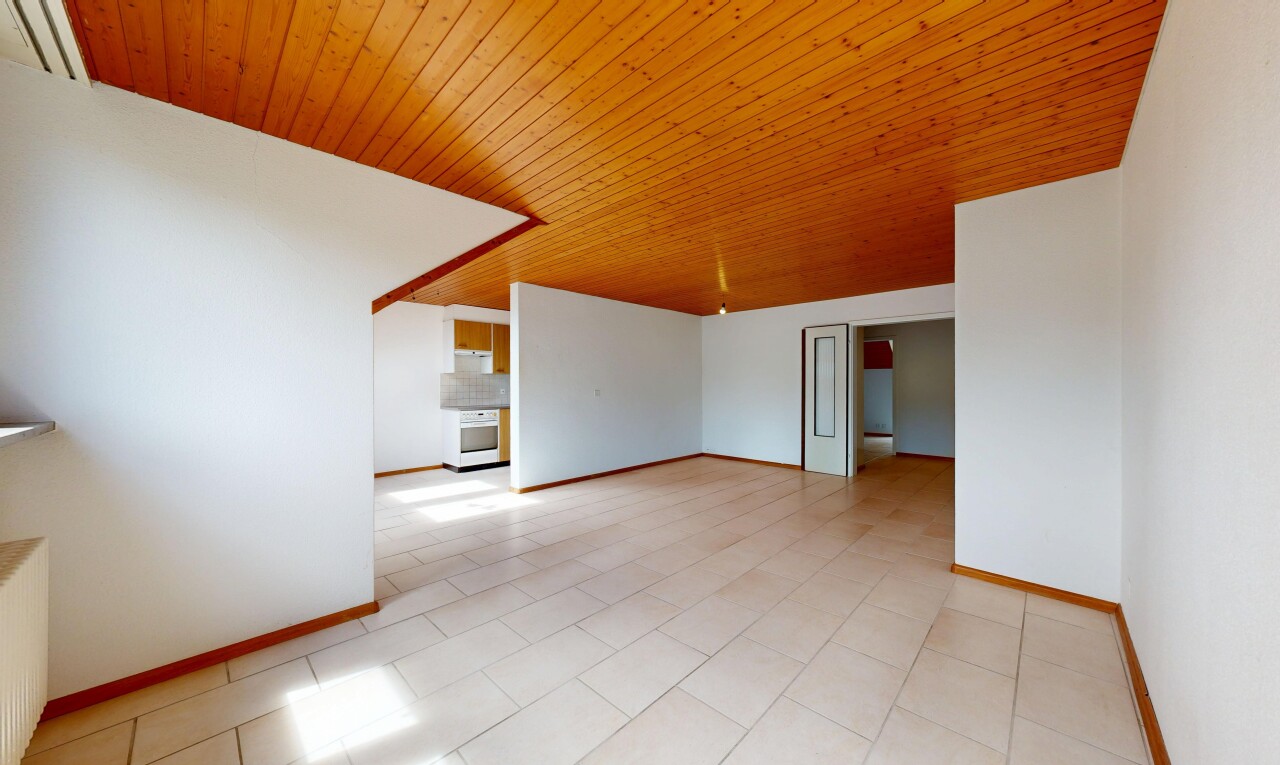 leerer raum mit inside property, light floor, gipskartonwand, drywall, und holzdecke