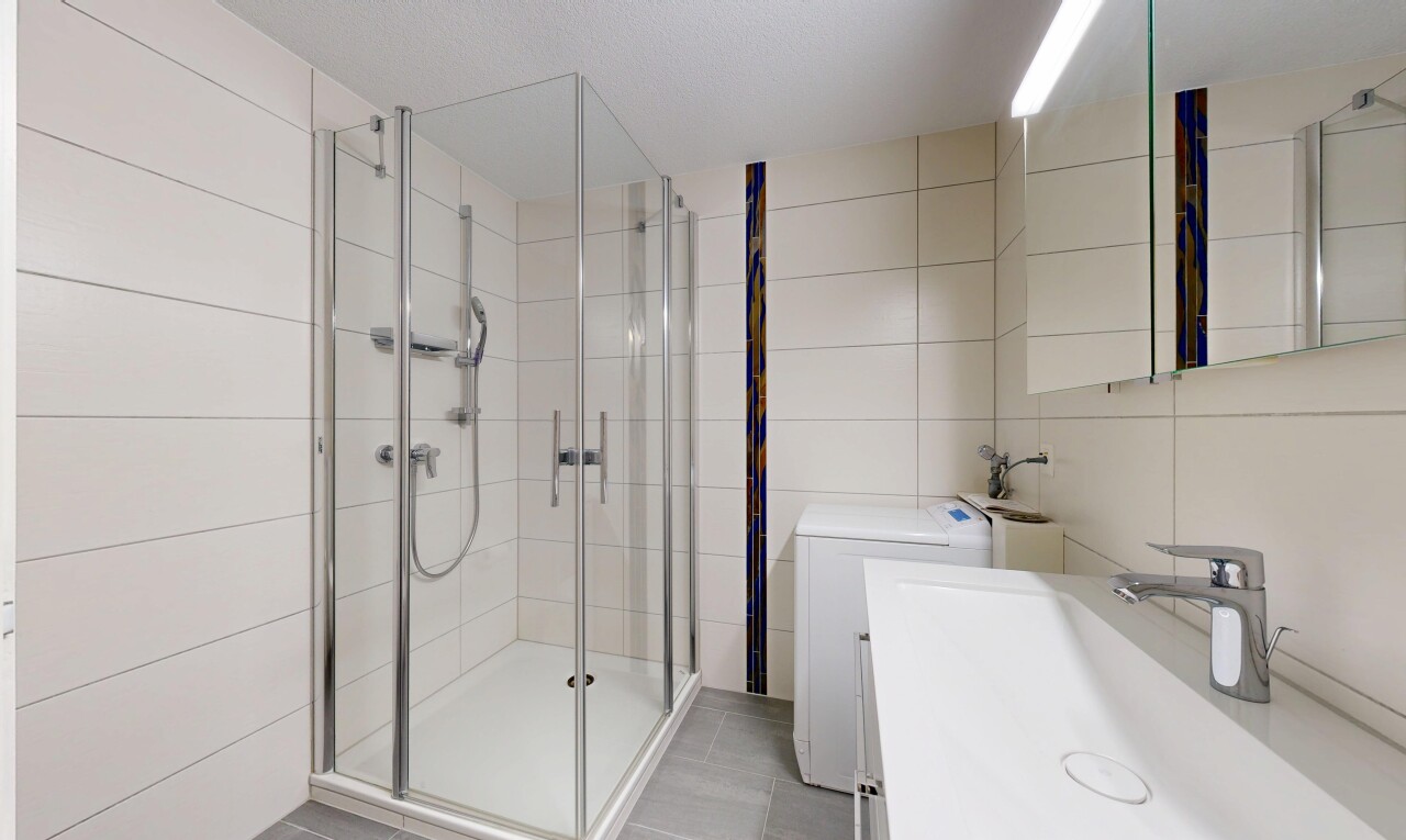 bad mit dusche, spiegel, waschbecken, light floor, und komplettes badezimmer