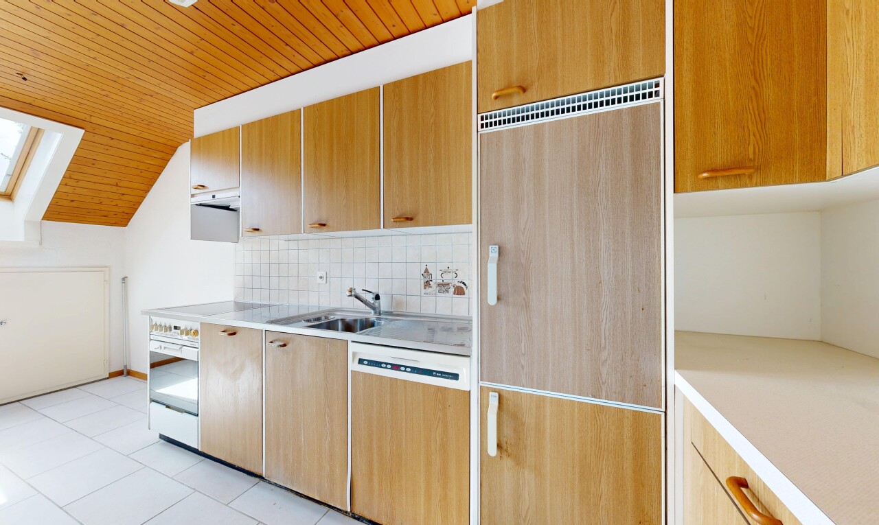 küche mit arbeitsplatten, light countertops, wood ceiling, holzdecke, und kühlschrank